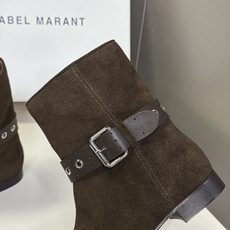 Isabel Marant伊莎贝尔最新款铆钉扣带短筒西部靴 超多明星网红种草 全鞋采用软糯反绒麂皮 绒面质感细腻 复古氛 Isabel Marant伊莎贝尔最新款铆钉扣带短筒西部靴 超多明星网红种草 全鞋采用软糯反绒麂皮 绒面质感细腻 复古氛