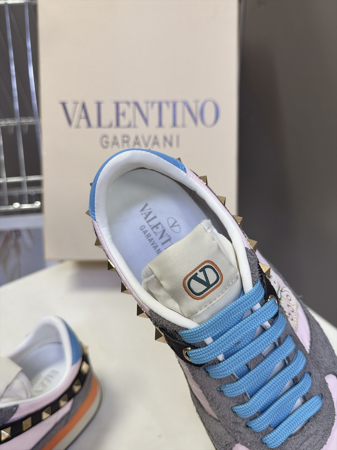 Valentino华伦天奴最新情侣款铆钉蝴蝶复古阿甘运动鞋 超多明星网红种草 赵露思王俊凯同款 复古运动风 甜酷休闲 美