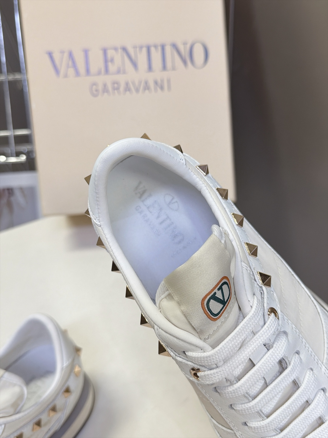 Valentino华伦天奴最新情侣款铆钉蝴蝶复古阿甘运动鞋 超多明星网红种草 赵露思王俊凯同款 复古运动风 甜酷休闲 美