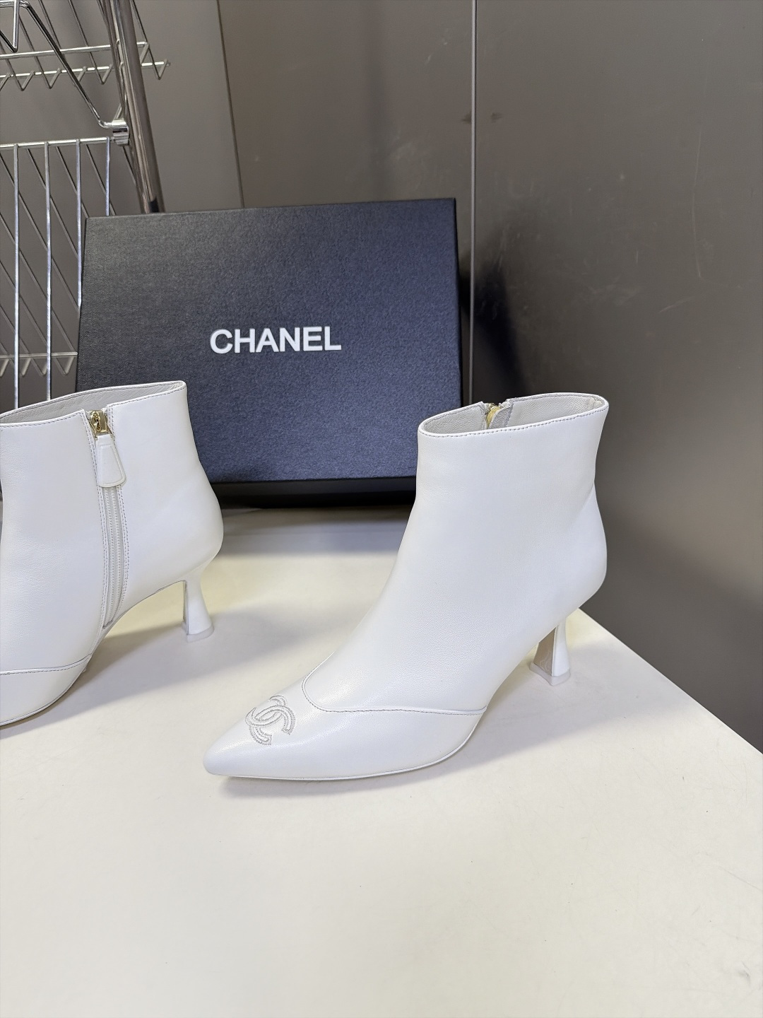 CHANEL香奈儿最新款网纱全皮拼接刺绣尖头短靴 超多明星网红种草 秋冬精致通勤款 利落尖头搭配复古喇叭小猫跟 跟高7C