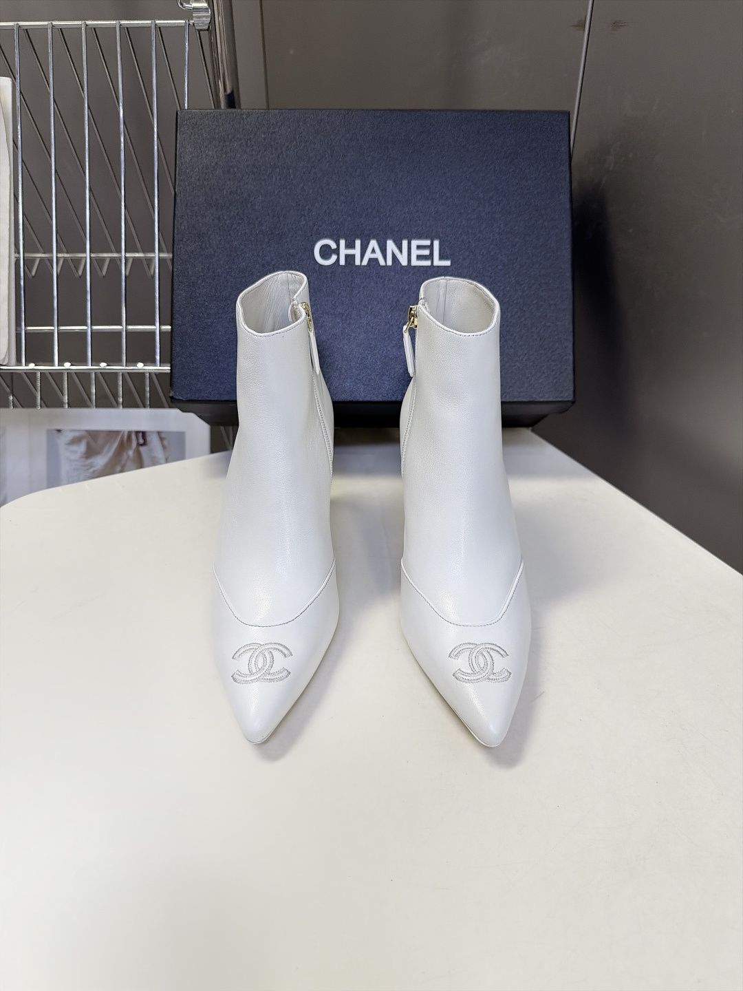 CHANEL香奈儿最新款网纱全皮拼接刺绣尖头短靴 超多明星网红种草 秋冬精致通勤款 利落尖头搭配复古喇叭小猫跟 跟高7C CHANEL香奈儿最新款网纱全皮拼接刺绣尖头短靴 超多明星网红种草 秋冬精致通勤款 利落尖头搭配复古喇叭小猫跟 跟高7C
