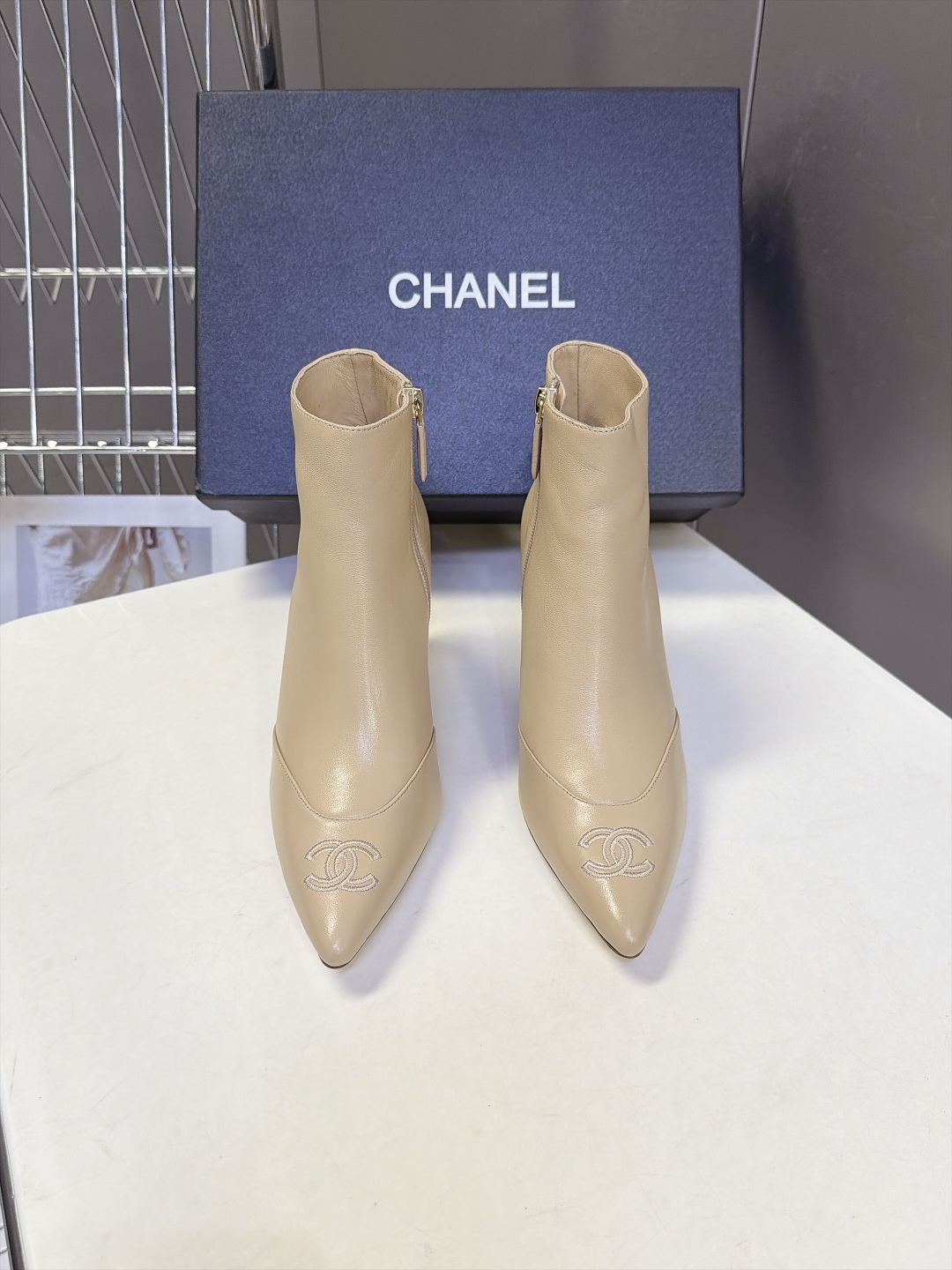 CHANEL香奈儿最新款网纱全皮拼接刺绣尖头短靴 超多明星网红种草 秋冬精致通勤款 利落尖头搭配复古喇叭小猫跟 跟高7C CHANEL香奈儿最新款网纱全皮拼接刺绣尖头短靴 超多明星网红种草 秋冬精致通勤款 利落尖头搭配复古喇叭小猫跟 跟高7C