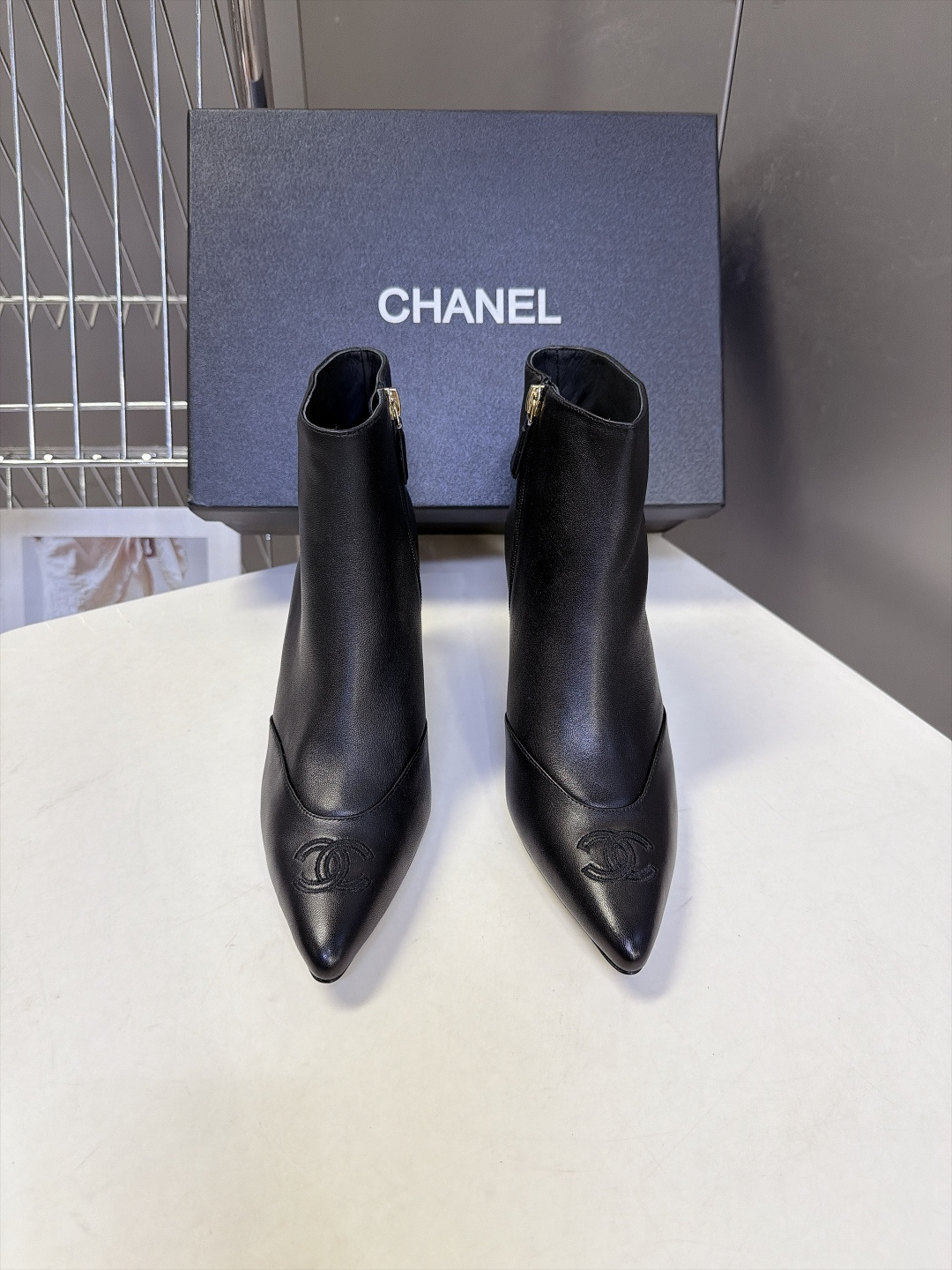 CHANEL香奈儿最新款网纱全皮拼接刺绣尖头短靴 超多明星网红种草 秋冬精致通勤款 利落尖头搭配复古喇叭小猫跟 跟高7C CHANEL香奈儿最新款网纱全皮拼接刺绣尖头短靴 超多明星网红种草 秋冬精致通勤款 利落尖头搭配复古喇叭小猫跟 跟高7C