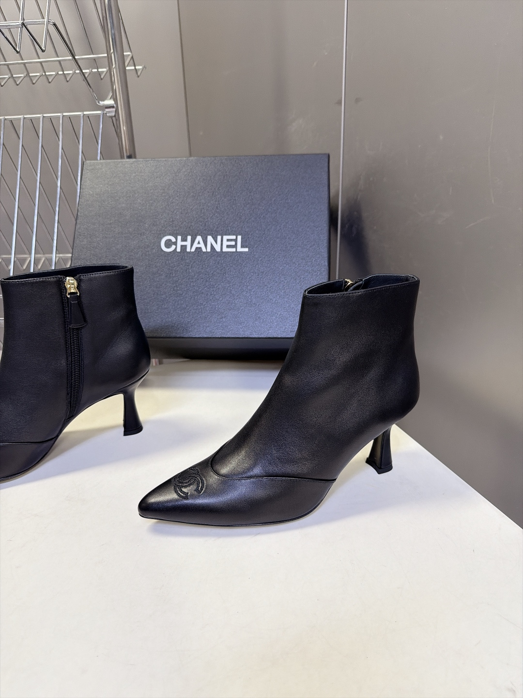 CHANEL香奈儿最新款网纱全皮拼接刺绣尖头短靴 超多明星网红种草 秋冬精致通勤款 利落尖头搭配复古喇叭小猫跟 跟高7C