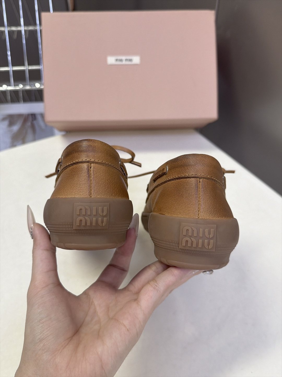 Miu Miu缪缪最新款极简风帆船乐福鞋 超多明星网红种草 经典帆船鞋版型 搭配系带金属气眼设计 鞋舌压印立体Miu M