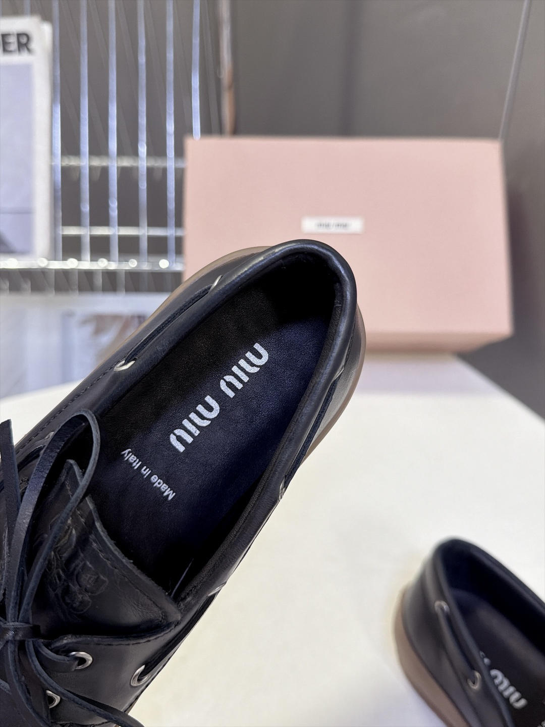 Miu Miu缪缪最新款极简风帆船乐福鞋 超多明星网红种草 经典帆船鞋版型 搭配系带金属气眼设计 鞋舌压印立体Miu M