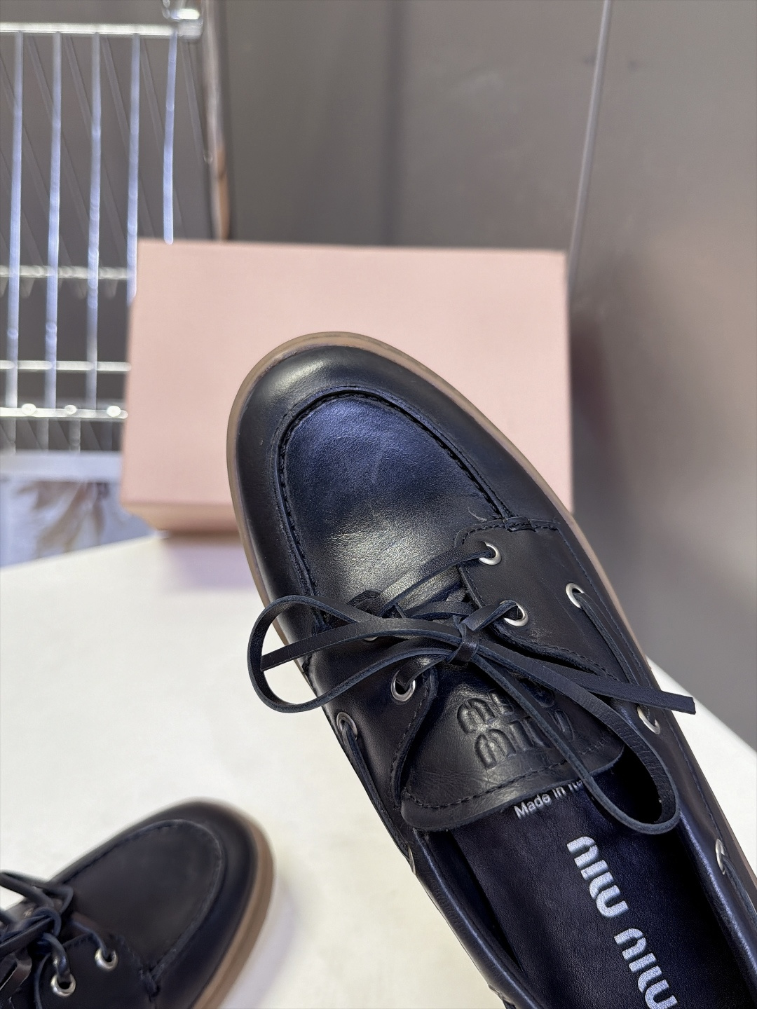 Miu Miu缪缪最新款极简风帆船乐福鞋 超多明星网红种草 经典帆船鞋版型 搭配系带金属气眼设计 鞋舌压印立体Miu M