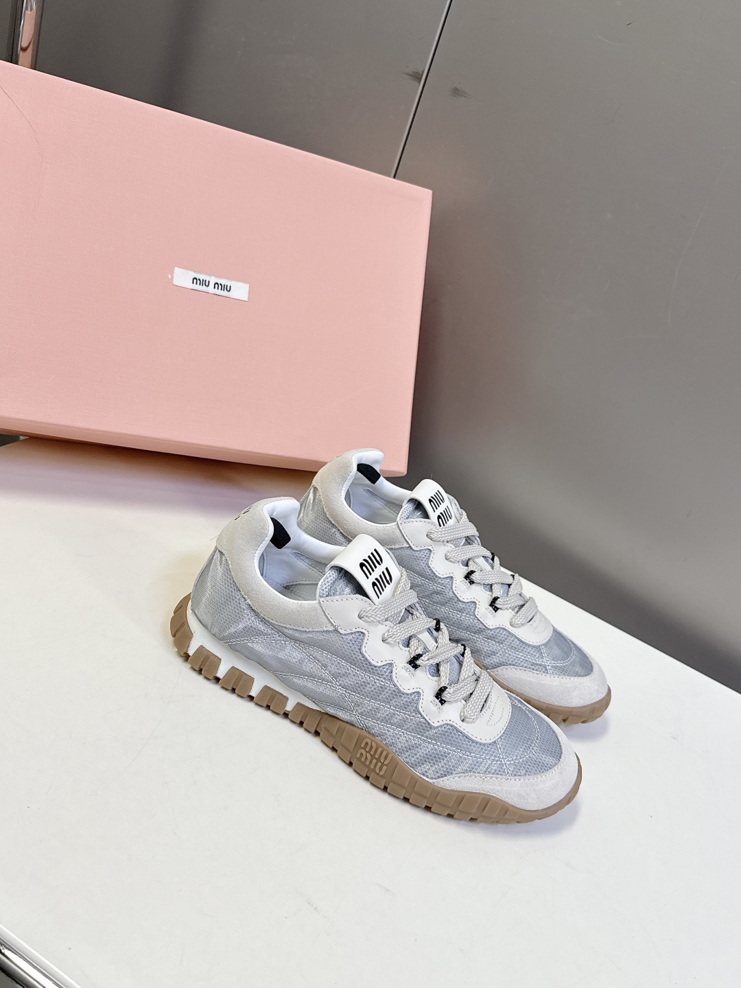 MiuMiu缪缪春夏秀款 饼干鞋 阿甘鞋休闲运动鞋 专柜8900购入开发 miumiu最新爆款 前卫大胆的设计，Miu 