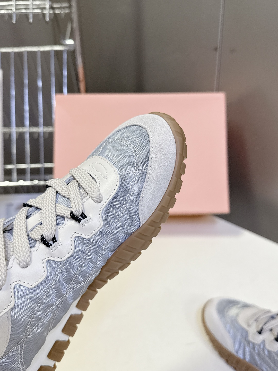 MiuMiu缪缪春夏秀款 饼干鞋 阿甘鞋休闲运动鞋 专柜8900购入开发 miumiu最新爆款 前卫大胆的设计，Miu 