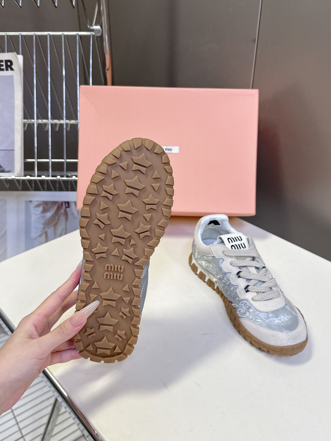 MiuMiu缪缪春夏秀款 饼干鞋 阿甘鞋休闲运动鞋 专柜8900购入开发 miumiu最新爆款 前卫大胆的设计，Miu 
