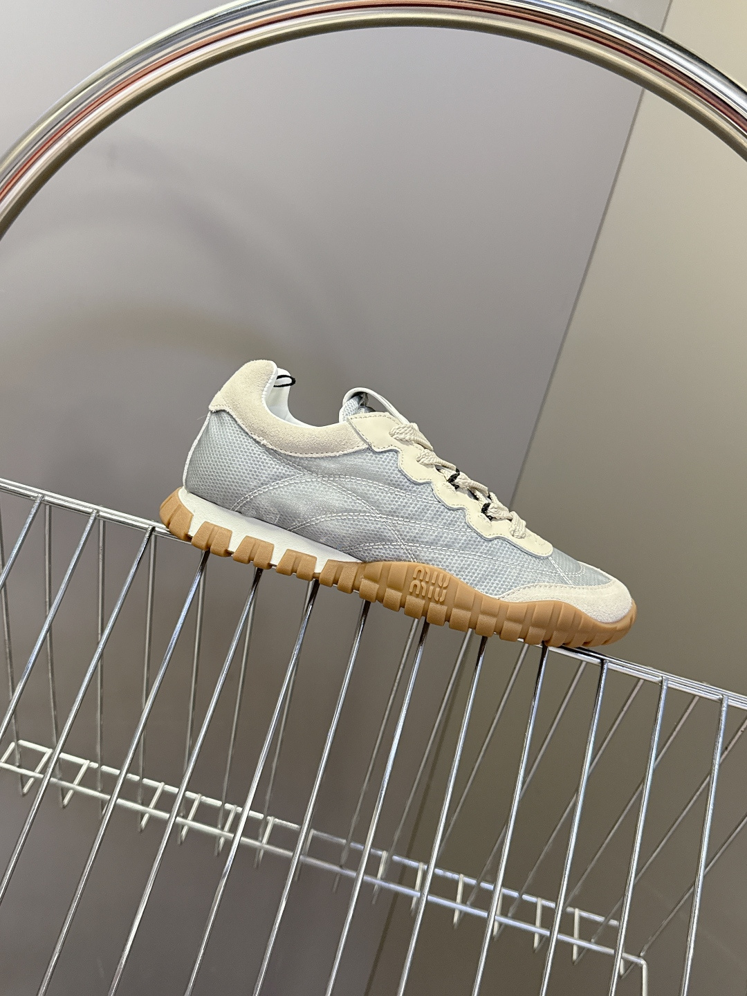 MiuMiu缪缪春夏秀款 饼干鞋 阿甘鞋休闲运动鞋 专柜8900购入开发 miumiu最新爆款 前卫大胆的设计，Miu 