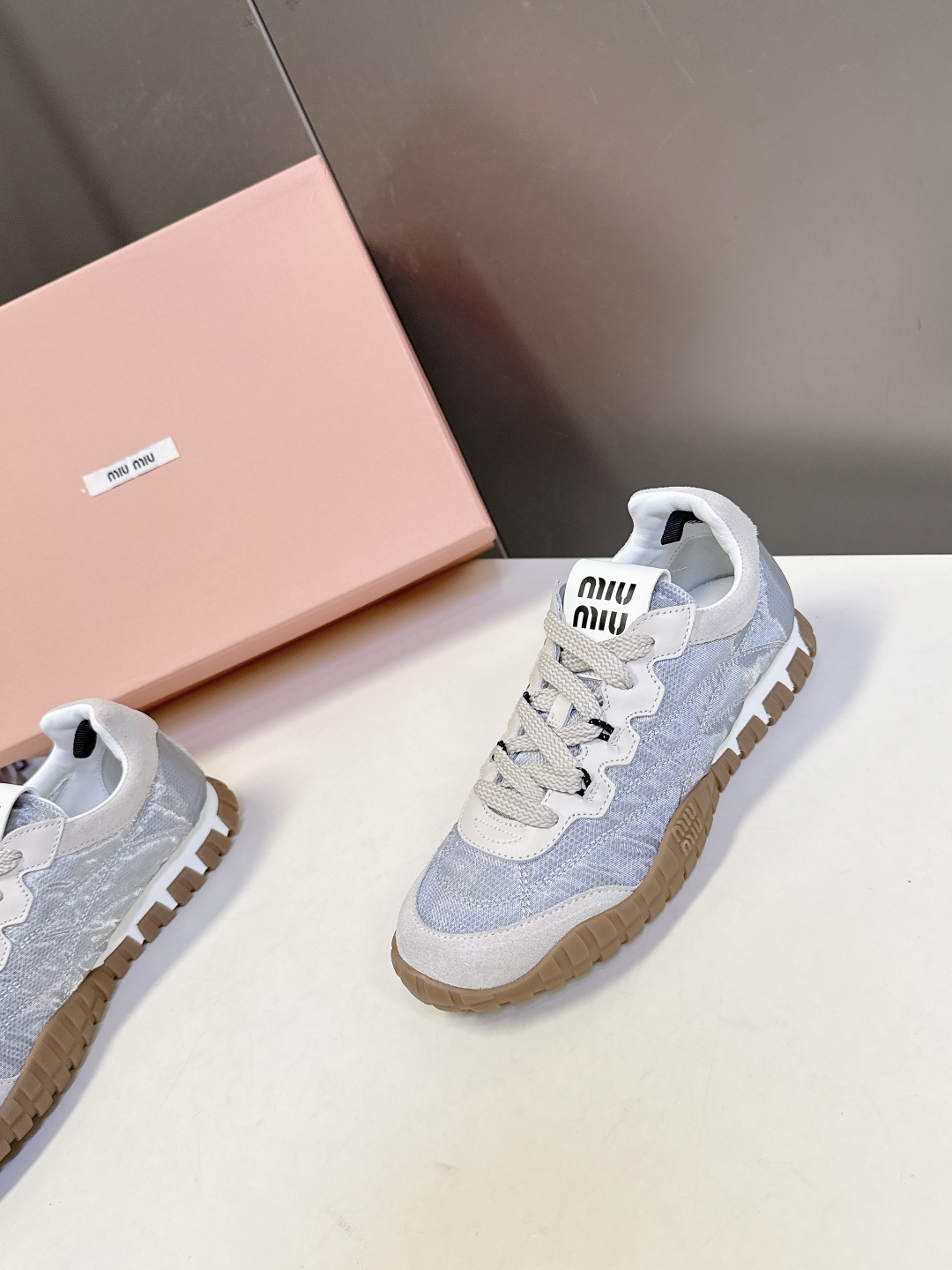 MiuMiu缪缪春夏秀款 饼干鞋 阿甘鞋休闲运动鞋 专柜8900购入开发 miumiu最新爆款 前卫大胆的设计，Miu 