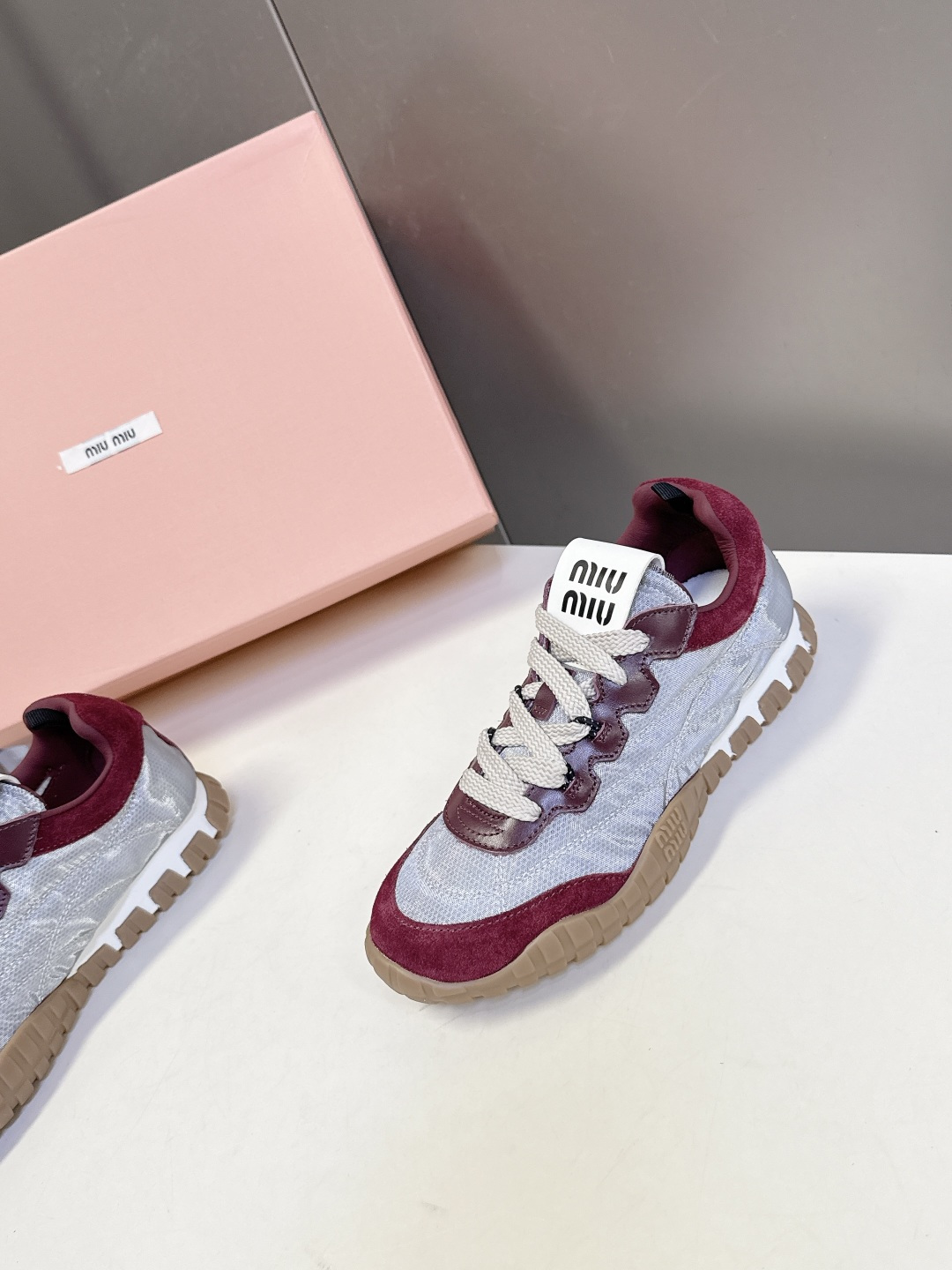 MiuMiu缪缪春夏秀款 饼干鞋 阿甘鞋休闲运动鞋 专柜8900购入开发 miumiu最新爆款 前卫大胆的设计，Miu 