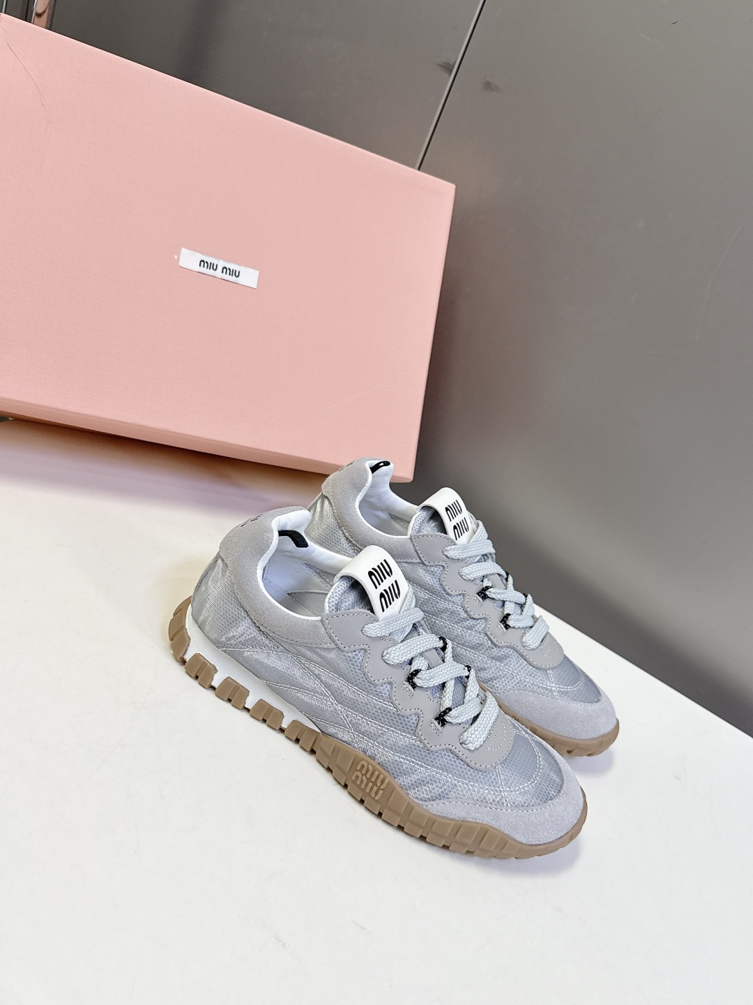 MiuMiu缪缪春夏秀款 饼干鞋 阿甘鞋休闲运动鞋 专柜8900购入开发 miumiu最新爆款 前卫大胆的设计，Miu 