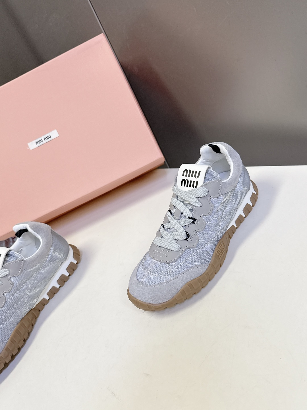 MiuMiu缪缪春夏秀款 饼干鞋 阿甘鞋休闲运动鞋 专柜8900购入开发 miumiu最新爆款 前卫大胆的设计，Miu 