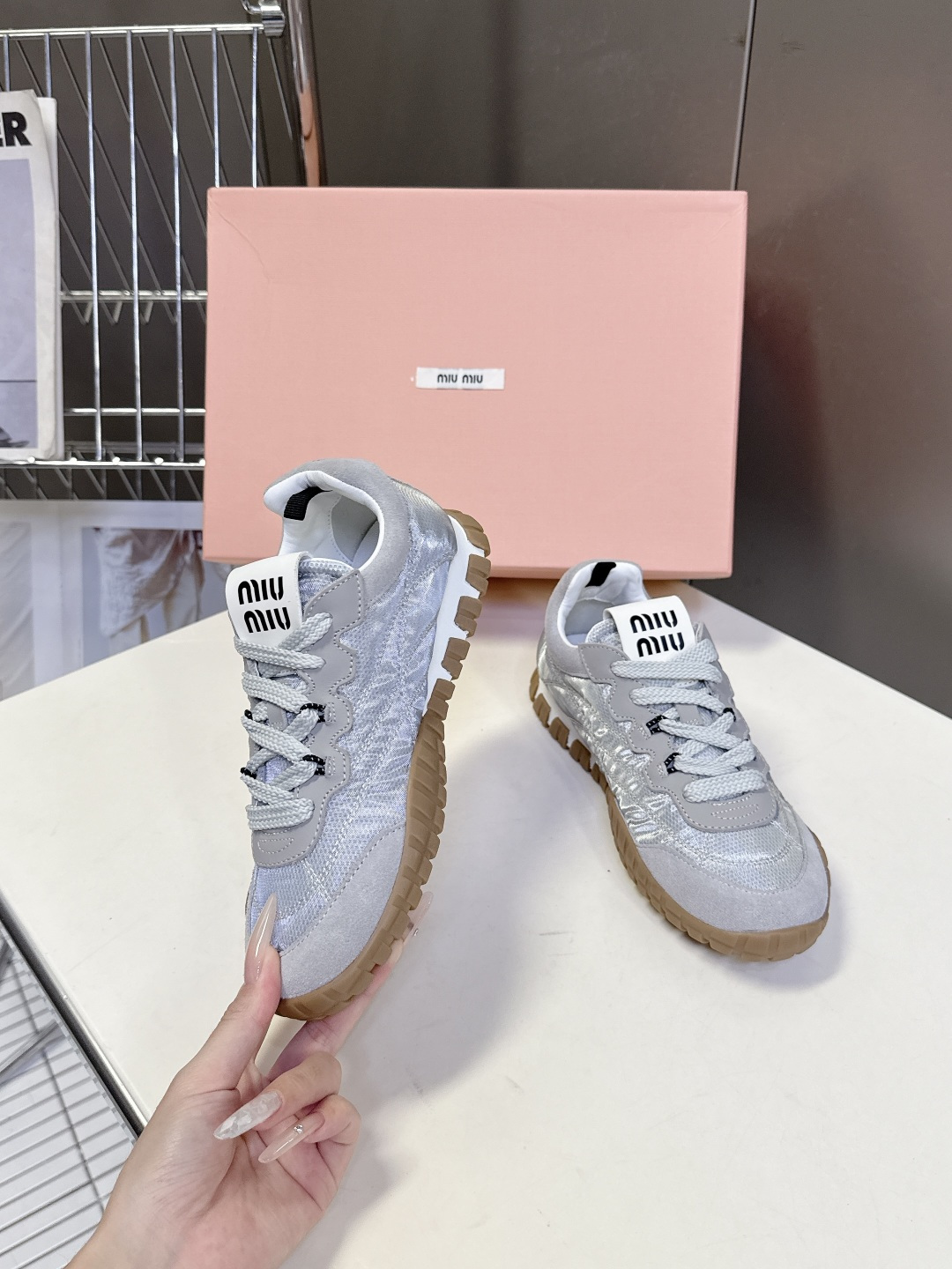 MiuMiu缪缪春夏秀款 饼干鞋 阿甘鞋休闲运动鞋 专柜8900购入开发 miumiu最新爆款 前卫大胆的设计，Miu 