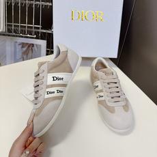 迪奥DIOR春夏最新款德训休闲鞋 超多明星网红种草 融合了迪奥的高奢设计与经典运动鞋型 主打休闲百搭轻复古风格 采用绒面 迪奥DIOR春夏最新款德训休闲鞋 超多明星网红种草 融合了迪奥的高奢设计与经典运动鞋型 主打休闲百搭轻复古风格 采用绒面