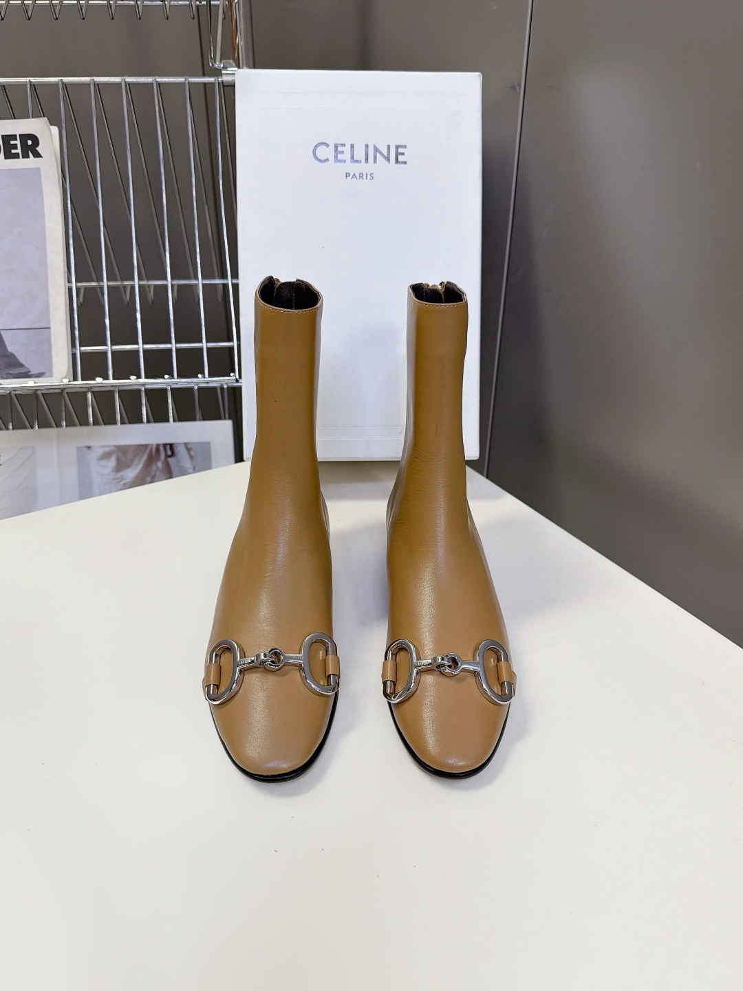 CELINE思琳秋冬最新走秀款马衔扣平跟短靴 超多明星网红种草 秀场出镜率最高的一个单品 鞋型是简约直筒中筒靴 柔和小圆 CELINE思琳秋冬最新走秀款马衔扣平跟短靴 超多明星网红种草 秀场出镜率最高的一个单品 鞋型是简约直筒中筒靴 柔和小圆