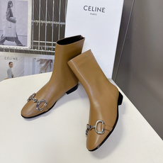 CELINE思琳秋冬最新走秀款马衔扣平跟短靴 超多明星网红种草 秀场出镜率最高的一个单品 鞋型是简约直筒中筒靴 柔和小圆 CELINE思琳秋冬最新走秀款马衔扣平跟短靴 超多明星网红种草 秀场出镜率最高的一个单品 鞋型是简约直筒中筒靴 柔和小圆