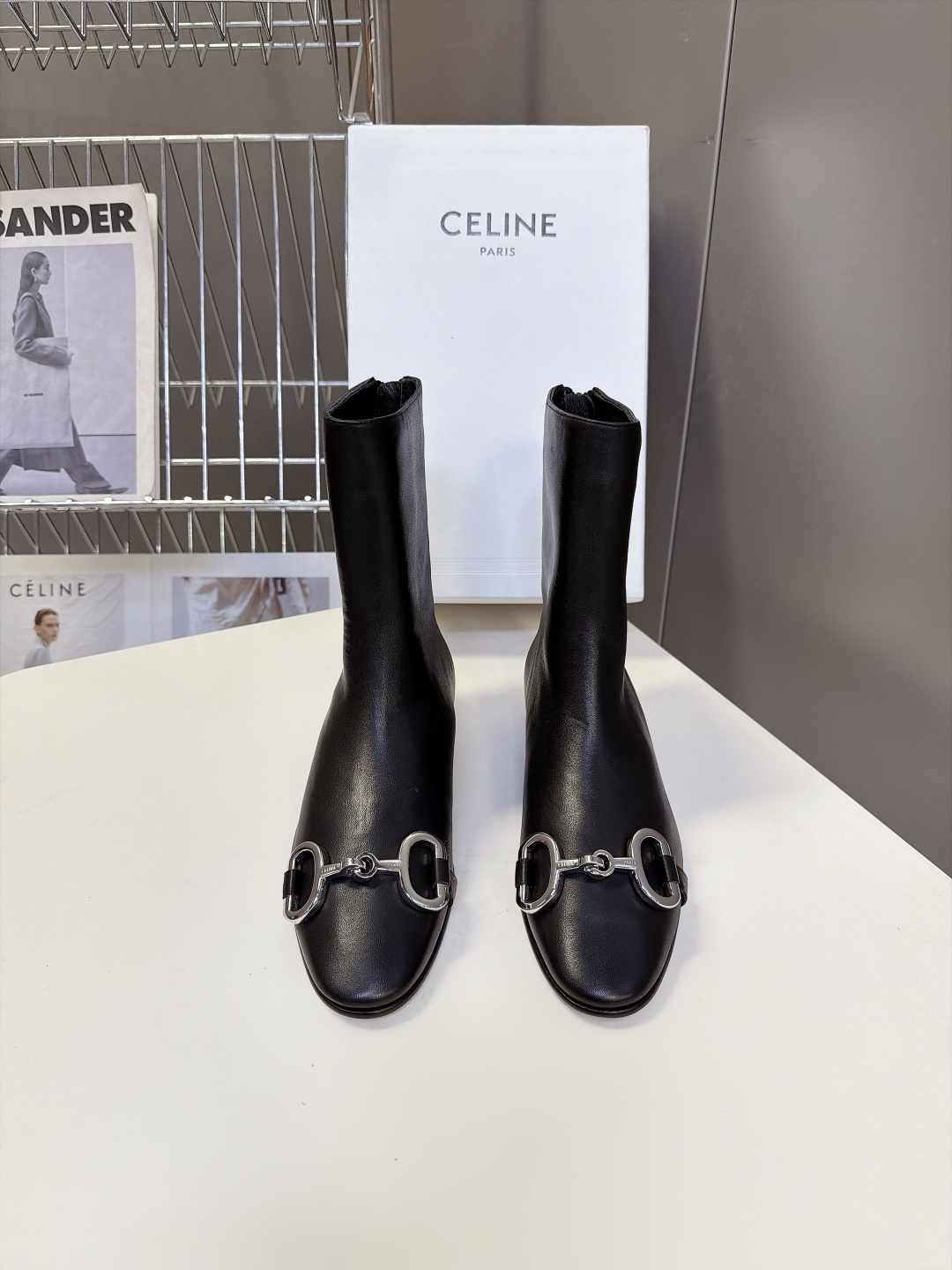CELINE思琳秋冬最新走秀款马衔扣平跟短靴 超多明星网红种草 秀场出镜率最高的一个单品 鞋型是简约直筒中筒靴 柔和小圆 CELINE思琳秋冬最新走秀款马衔扣平跟短靴 超多明星网红种草 秀场出镜率最高的一个单品 鞋型是简约直筒中筒靴 柔和小圆
