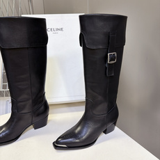 CELINE思琳秋冬最新款复古翻折扣带西部靴 超多明星网红种草 这是一款做旧废土风西部高筒靴 靴筒采用可翻折双穿设计 翻 CELINE思琳秋冬最新款复古翻折扣带西部靴 超多明星网红种草 这是一款做旧废土风西部高筒靴 靴筒采用可翻折双穿设计 翻