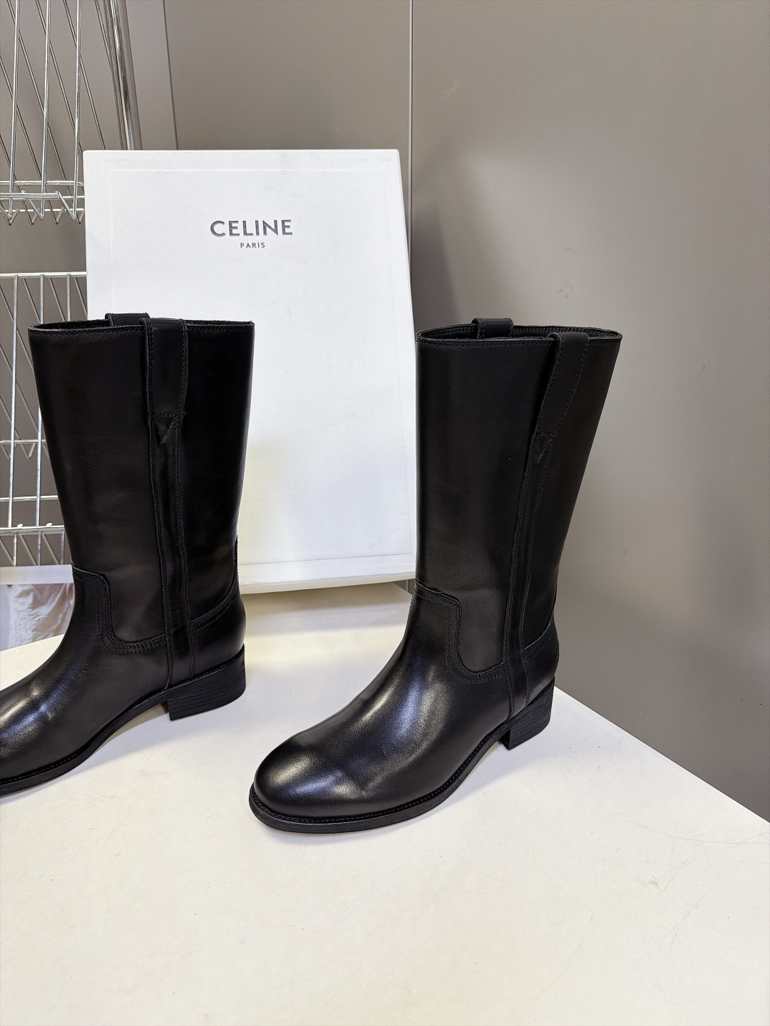 CELINE思琳秋冬最新款简约风复古做旧中筒西部靴 超多明星网红种草 极简款西部中筒靴 没有多余装饰 靠鞋头擦色做旧营造