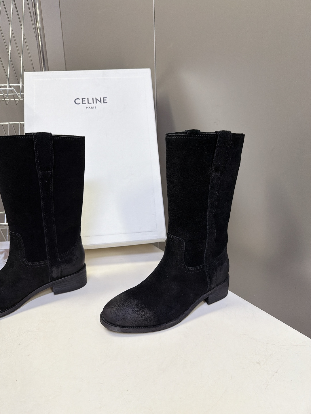 CELINE思琳秋冬最新款简约风复古做旧中筒西部靴 超多明星网红种草 极简款西部中筒靴 没有多余装饰 靠鞋头擦色做旧营造