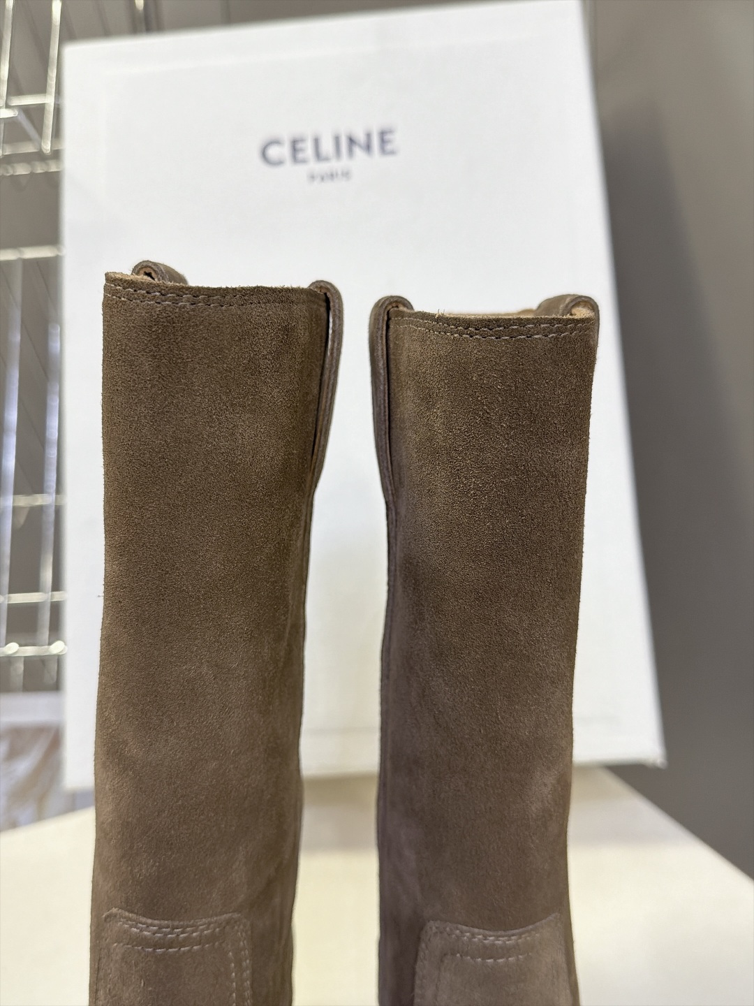 CELINE思琳秋冬最新款简约风复古做旧中筒西部靴 超多明星网红种草 极简款西部中筒靴 没有多余装饰 靠鞋头擦色做旧营造