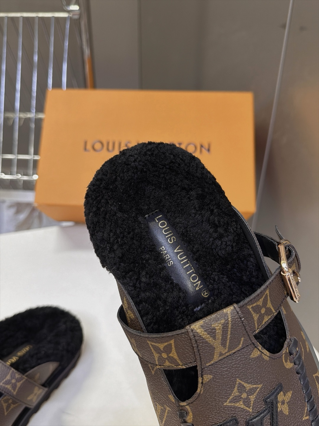LV路易威登最新款秋冬新款纯羊毛拖厚底增高外穿羊毛半拖 半包羊毛拖附带固定扣✔️小个子必入款‼️ 增高显瘦 精致高级🌸 