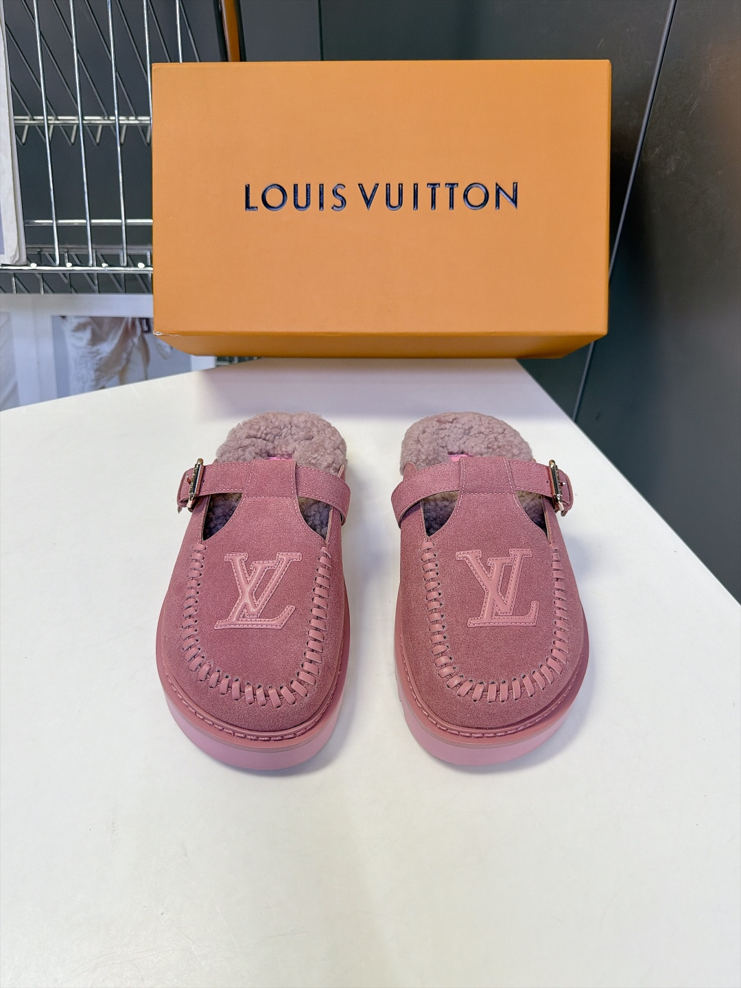 LV路易威登最新款秋冬新款纯羊毛拖厚底增高外穿羊毛半拖 半包羊毛拖附带固定扣✔️小个子必入款‼️ 增高显瘦 精致高级🌸 LV路易威登最新款秋冬新款纯羊毛拖厚底增高外穿羊毛半拖 半包羊毛拖附带固定扣✔️小个子必入款‼️ 增高显瘦 精致高级🌸