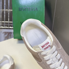 BOTTEGA VENETA 葆蝶家最新款复古情侣款德训阿甘休闲鞋 超多明星网红种草 复古70年代阿甘跑鞋轮廓 兼顾老钱 BOTTEGA VENETA 葆蝶家最新款复古情侣款德训阿甘休闲鞋 超多明星网红种草 复古70年代阿甘跑鞋轮廓 兼顾老钱