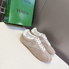 BOTTEGA VENETA 葆蝶家最新款复古情侣款德训阿甘休闲鞋 超多明星网红种草 复古70年代阿甘跑鞋轮廓 兼顾老钱 BOTTEGA VENETA 葆蝶家最新款复古情侣款德训阿甘休闲鞋 超多明星网红种草 复古70年代阿甘跑鞋轮廓 兼顾老钱