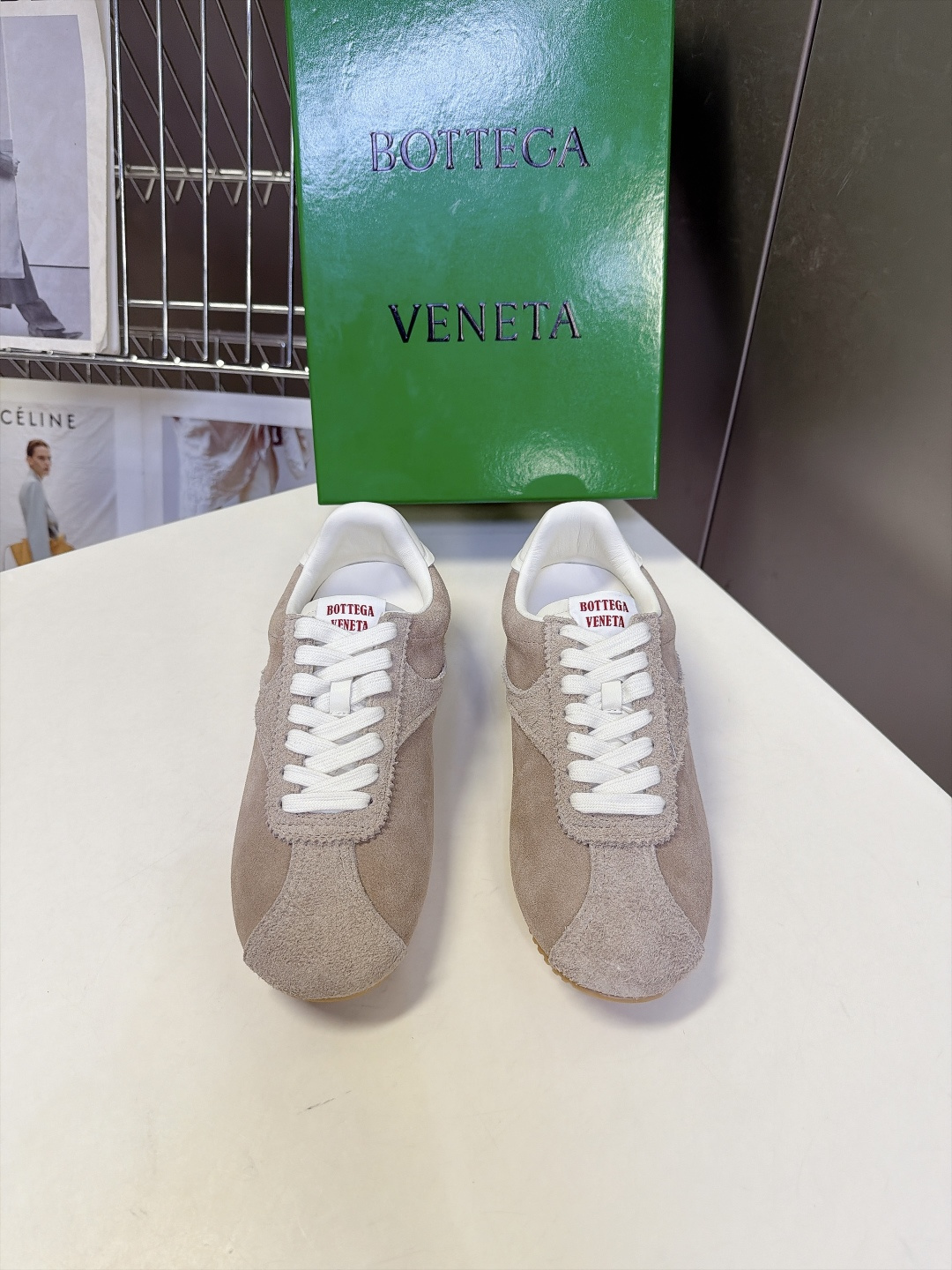 BOTTEGA VENETA 葆蝶家最新款复古情侣款德训阿甘休闲鞋 超多明星网红种草 复古70年代阿甘跑鞋轮廓 兼顾老钱 BOTTEGA VENETA 葆蝶家最新款复古情侣款德训阿甘休闲鞋 超多明星网红种草 复古70年代阿甘跑鞋轮廓 兼顾老钱