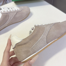 BOTTEGA VENETA 葆蝶家最新款复古情侣款德训阿甘休闲鞋 超多明星网红种草 复古70年代阿甘跑鞋轮廓 兼顾老钱 BOTTEGA VENETA 葆蝶家最新款复古情侣款德训阿甘休闲鞋 超多明星网红种草 复古70年代阿甘跑鞋轮廓 兼顾老钱