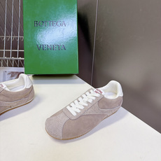 BOTTEGA VENETA 葆蝶家最新款复古情侣款德训阿甘休闲鞋 超多明星网红种草 复古70年代阿甘跑鞋轮廓 兼顾老钱 BOTTEGA VENETA 葆蝶家最新款复古情侣款德训阿甘休闲鞋 超多明星网红种草 复古70年代阿甘跑鞋轮廓 兼顾老钱