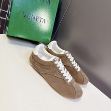 BOTTEGA VENETA 葆蝶家最新款复古情侣款德训阿甘休闲鞋 超多明星网红种草 复古70年代阿甘跑鞋轮廓 兼顾老钱 BOTTEGA VENETA 葆蝶家最新款复古情侣款德训阿甘休闲鞋 超多明星网红种草 复古70年代阿甘跑鞋轮廓 兼顾老钱