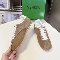 BOTTEGA VENETA 葆蝶家最新款复古情侣款德训阿甘休闲鞋 超多明星网红种草 复古70年代阿甘跑鞋轮廓 兼顾老钱 BOTTEGA VENETA 葆蝶家最新款复古情侣款德训阿甘休闲鞋 超多明星网红种草 复古70年代阿甘跑鞋轮廓 兼顾老钱