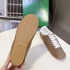 BOTTEGA VENETA 葆蝶家最新款复古情侣款德训阿甘休闲鞋 超多明星网红种草 复古70年代阿甘跑鞋轮廓 兼顾老钱 BOTTEGA VENETA 葆蝶家最新款复古情侣款德训阿甘休闲鞋 超多明星网红种草 复古70年代阿甘跑鞋轮廓 兼顾老钱