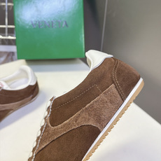 BOTTEGA VENETA 葆蝶家最新款复古情侣款德训阿甘休闲鞋 超多明星网红种草 复古70年代阿甘跑鞋轮廓 兼顾老钱 BOTTEGA VENETA 葆蝶家最新款复古情侣款德训阿甘休闲鞋 超多明星网红种草 复古70年代阿甘跑鞋轮廓 兼顾老钱