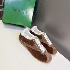 BOTTEGA VENETA 葆蝶家最新款复古情侣款德训阿甘休闲鞋 超多明星网红种草 复古70年代阿甘跑鞋轮廓 兼顾老钱 BOTTEGA VENETA 葆蝶家最新款复古情侣款德训阿甘休闲鞋 超多明星网红种草 复古70年代阿甘跑鞋轮廓 兼顾老钱