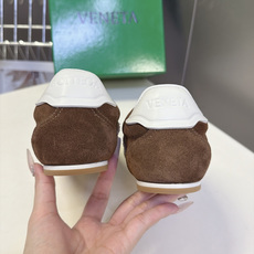 BOTTEGA VENETA 葆蝶家最新款复古情侣款德训阿甘休闲鞋 超多明星网红种草 复古70年代阿甘跑鞋轮廓 兼顾老钱 BOTTEGA VENETA 葆蝶家最新款复古情侣款德训阿甘休闲鞋 超多明星网红种草 复古70年代阿甘跑鞋轮廓 兼顾老钱