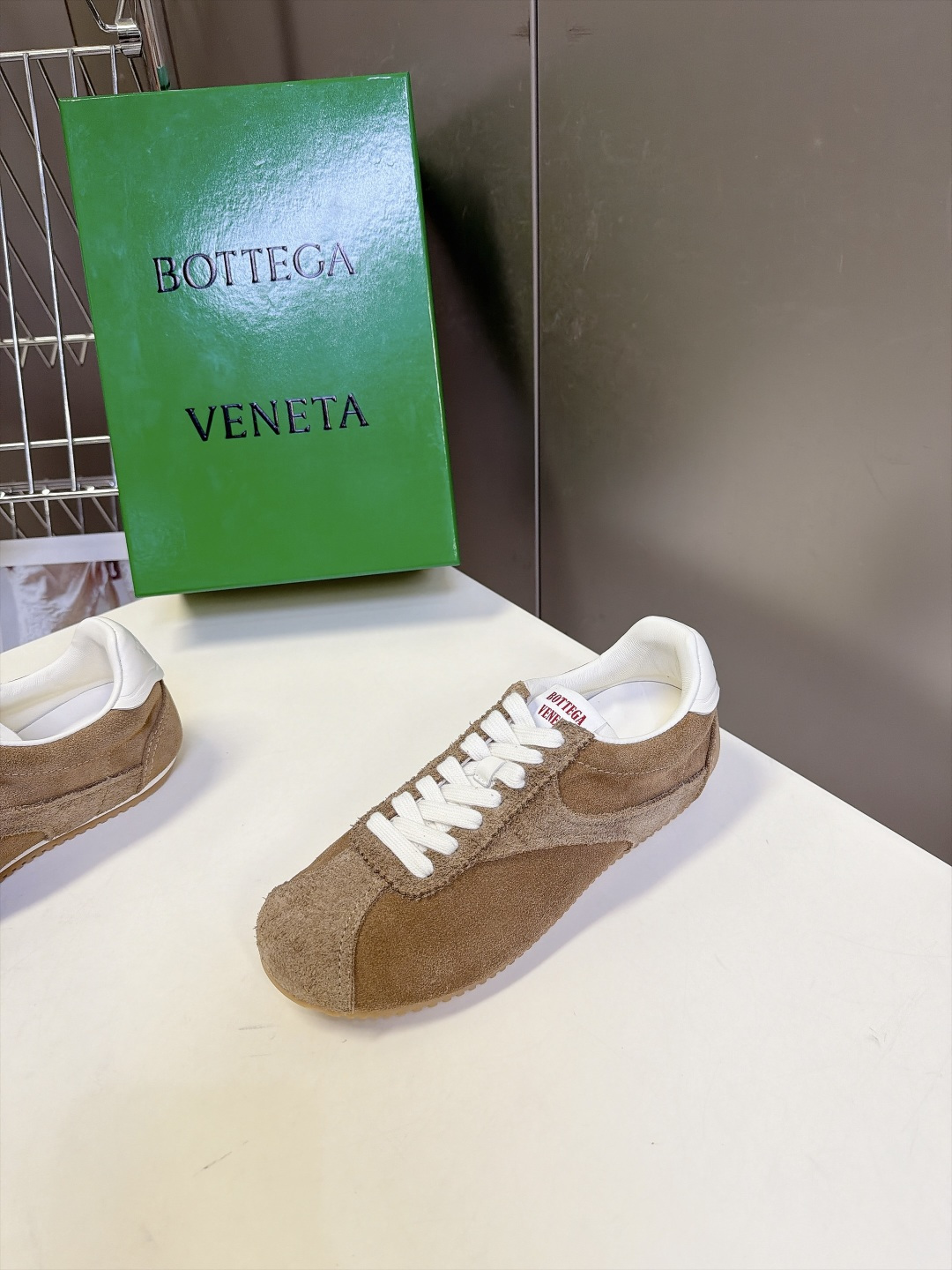 BOTTEGA VENETA 葆蝶家最新款复古情侣款德训阿甘休闲鞋 超多明星网红种草 复古70年代阿甘跑鞋轮廓 兼顾老钱 BOTTEGA VENETA 葆蝶家最新款复古情侣款德训阿甘休闲鞋 超多明星网红种草 复古70年代阿甘跑鞋轮廓 兼顾老钱