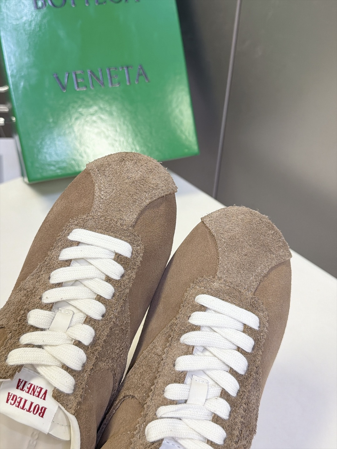 BOTTEGA VENETA 葆蝶家最新款复古情侣款德训阿甘休闲鞋 超多明星网红种草 复古70年代阿甘跑鞋轮廓 兼顾老钱 BOTTEGA VENETA 葆蝶家最新款复古情侣款德训阿甘休闲鞋 超多明星网红种草 复古70年代阿甘跑鞋轮廓 兼顾老钱