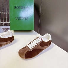 BOTTEGA VENETA 葆蝶家最新款复古情侣款德训阿甘休闲鞋 超多明星网红种草 复古70年代阿甘跑鞋轮廓 兼顾老钱 BOTTEGA VENETA 葆蝶家最新款复古情侣款德训阿甘休闲鞋 超多明星网红种草 复古70年代阿甘跑鞋轮廓 兼顾老钱