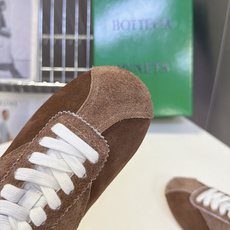 BOTTEGA VENETA 葆蝶家最新款复古情侣款德训阿甘休闲鞋 超多明星网红种草 复古70年代阿甘跑鞋轮廓 兼顾老钱 BOTTEGA VENETA 葆蝶家最新款复古情侣款德训阿甘休闲鞋 超多明星网红种草 复古70年代阿甘跑鞋轮廓 兼顾老钱