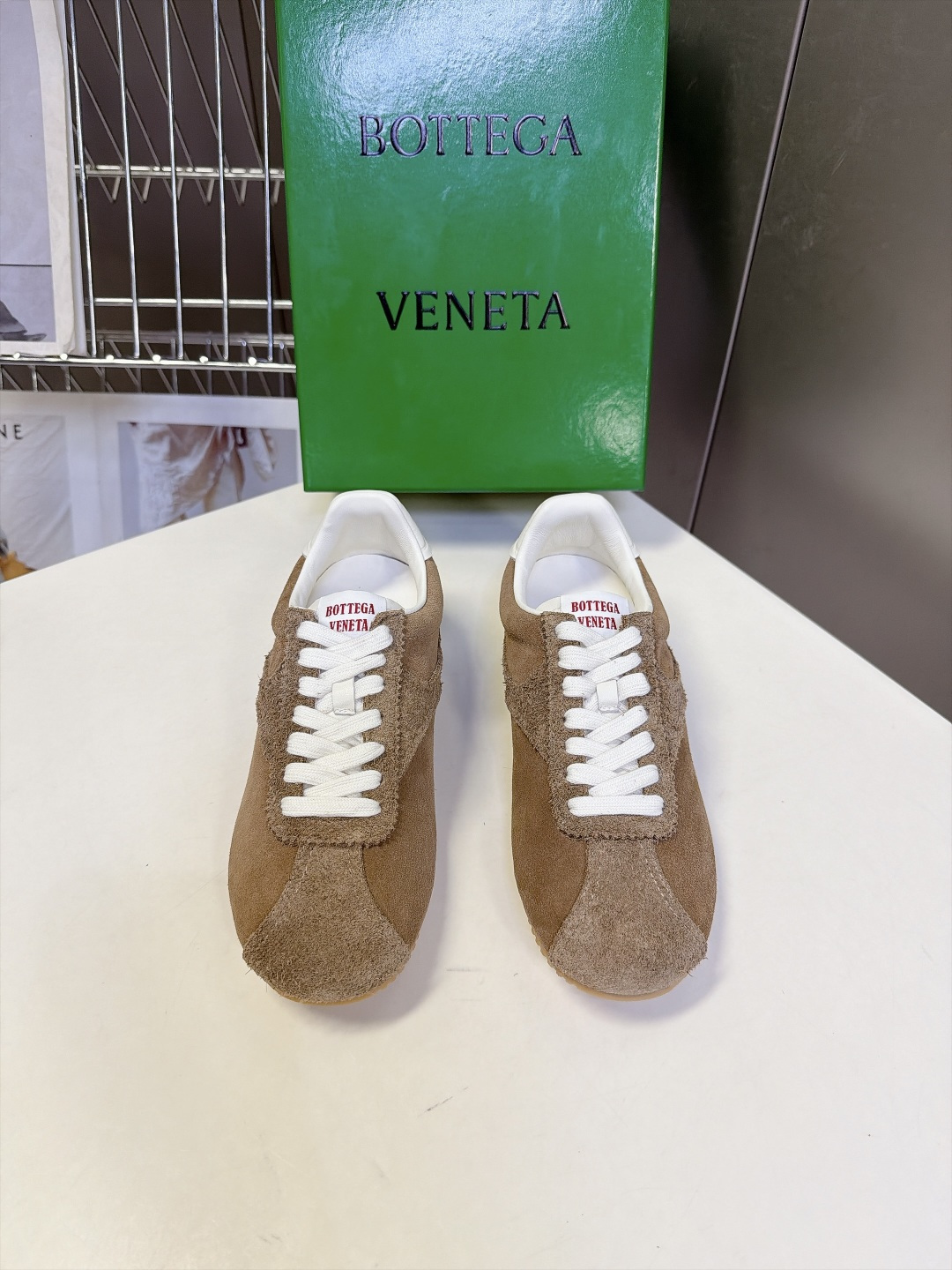 BOTTEGA VENETA 葆蝶家最新款复古情侣款德训阿甘休闲鞋 超多明星网红种草 复古70年代阿甘跑鞋轮廓 兼顾老钱 BOTTEGA VENETA 葆蝶家最新款复古情侣款德训阿甘休闲鞋 超多明星网红种草 复古70年代阿甘跑鞋轮廓 兼顾老钱