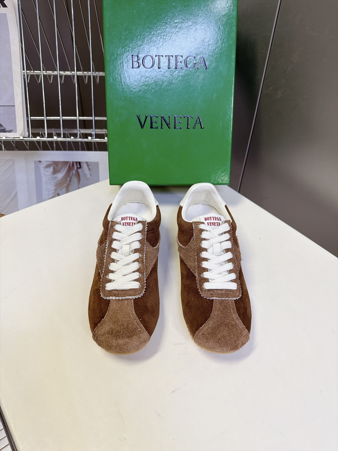 BOTTEGA VENETA 葆蝶家最新款复古情侣款德训阿甘休闲鞋 超多明星网红种草 复古70年代阿甘跑鞋轮廓 兼顾老钱 BOTTEGA VENETA 葆蝶家最新款复古情侣款德训阿甘休闲鞋 超多明星网红种草 复古70年代阿甘跑鞋轮廓 兼顾老钱