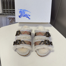Burberry博柏利秋冬最新情侣款双扣羊羔毛勃肯凉拖 超多明星网红种草 复古勃肯凉鞋版型 英伦格纹元素 是秋冬外穿毛毛 Burberry博柏利秋冬最新情侣款双扣羊羔毛勃肯凉拖 超多明星网红种草 复古勃肯凉鞋版型 英伦格纹元素 是秋冬外穿毛毛