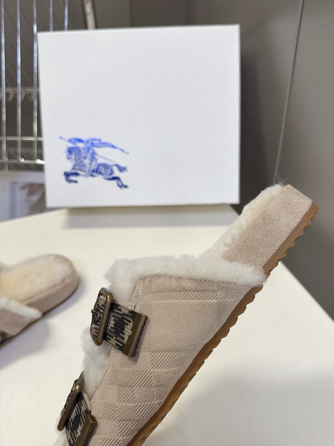 Burberry博柏利秋冬最新情侣款双扣羊羔毛勃肯凉拖 超多明星网红种草 复古勃肯凉鞋版型 英伦格纹元素 是秋冬外穿毛毛