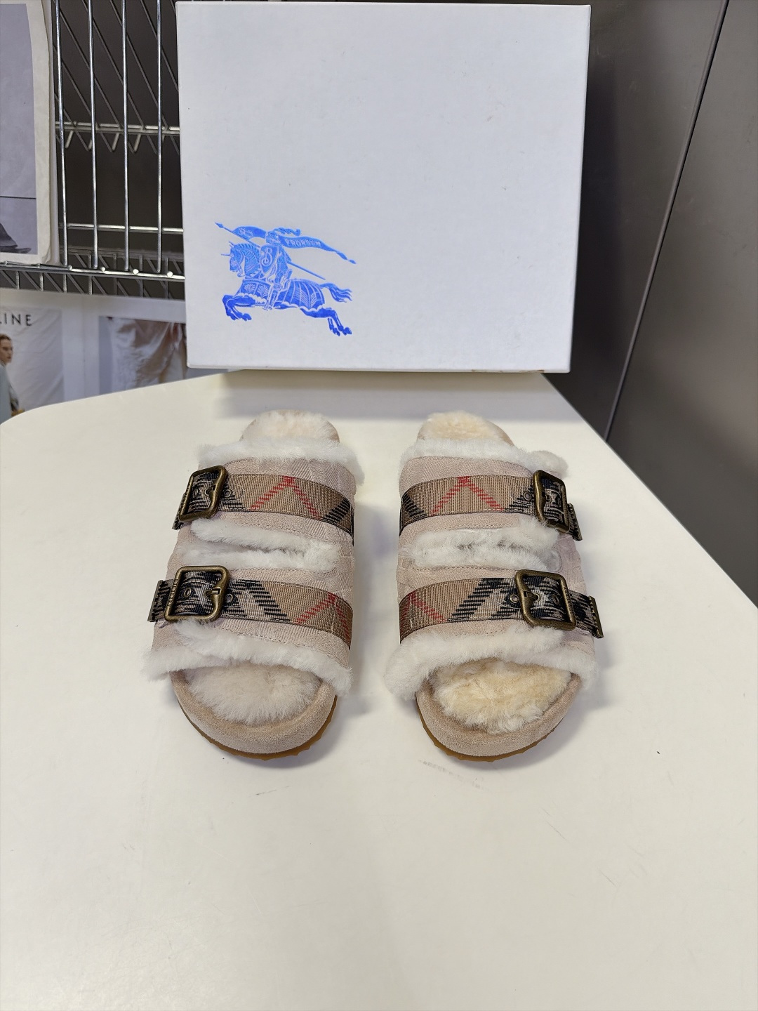 Burberry博柏利秋冬最新情侣款双扣羊羔毛勃肯凉拖 超多明星网红种草 复古勃肯凉鞋版型 英伦格纹元素 是秋冬外穿毛毛 Burberry博柏利秋冬最新情侣款双扣羊羔毛勃肯凉拖 超多明星网红种草 复古勃肯凉鞋版型 英伦格纹元素 是秋冬外穿毛毛